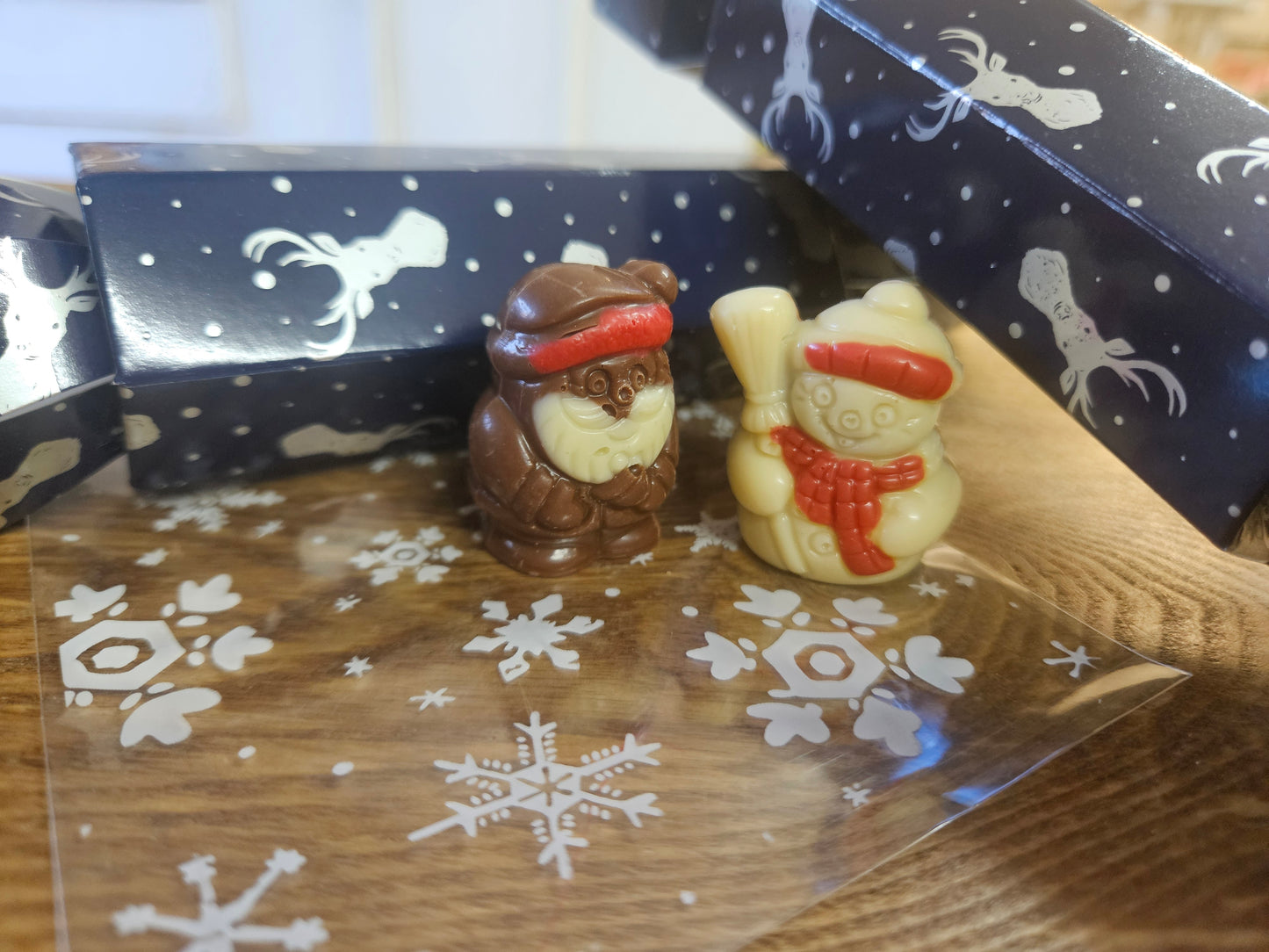 Christmas crackers filled with milk chocolate hazelnut praline santa & white chocolate hazelnut praline snowman